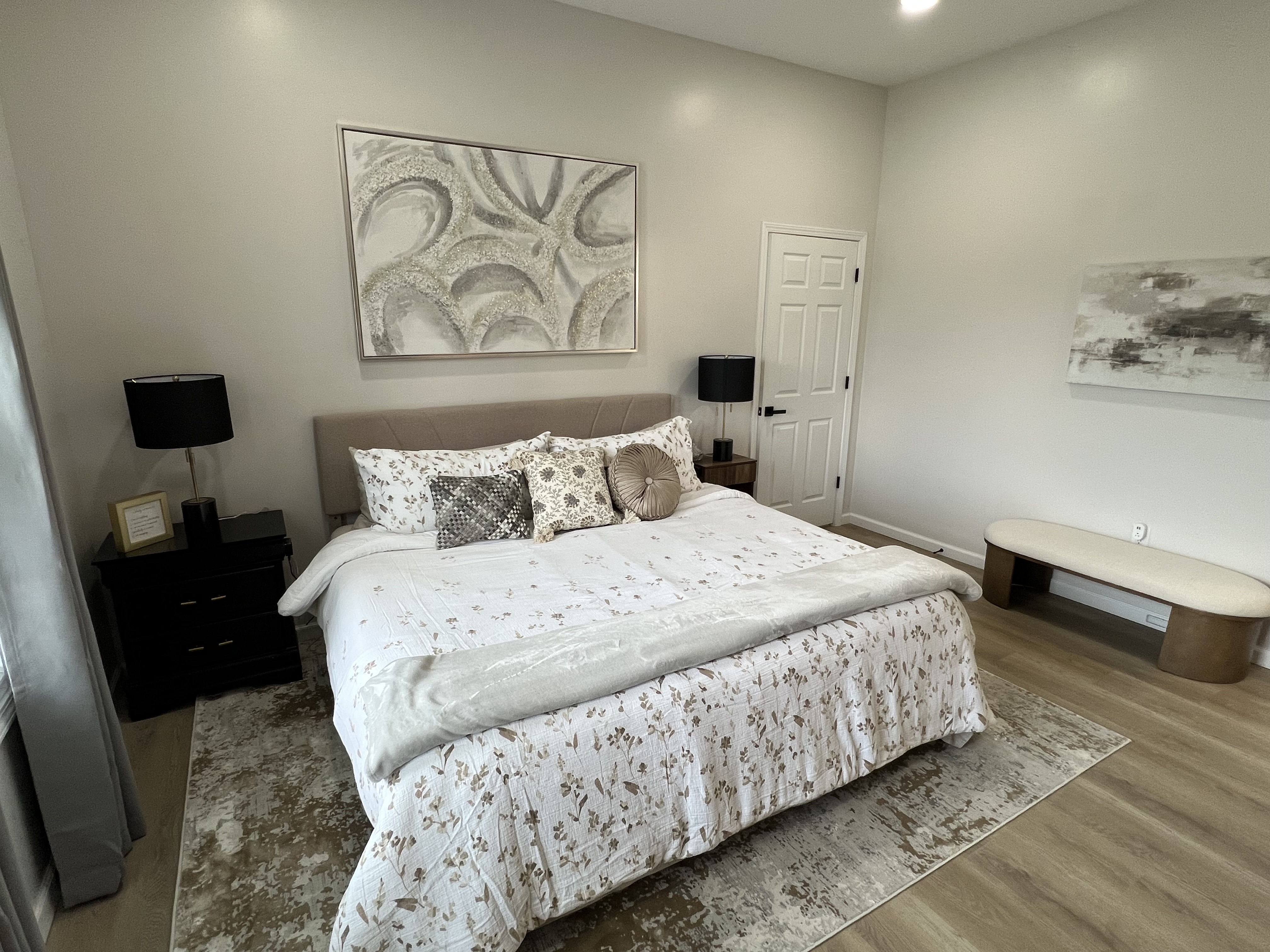 King Bedroom — Full Room, Bench Seating